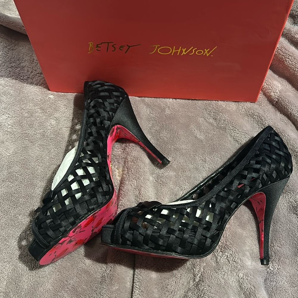 Betsey Johnson Black Lattice Ribbon Pump sz 8 - Picture 2 of 13